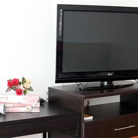 Modern Semi-Central 1 Bedroom Apartment, 3 Parks Nearby Bucarest Esterno foto